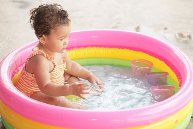 Oprez, oprez i oprez: Da deca budu bezbedna u dvorišnom bazenu